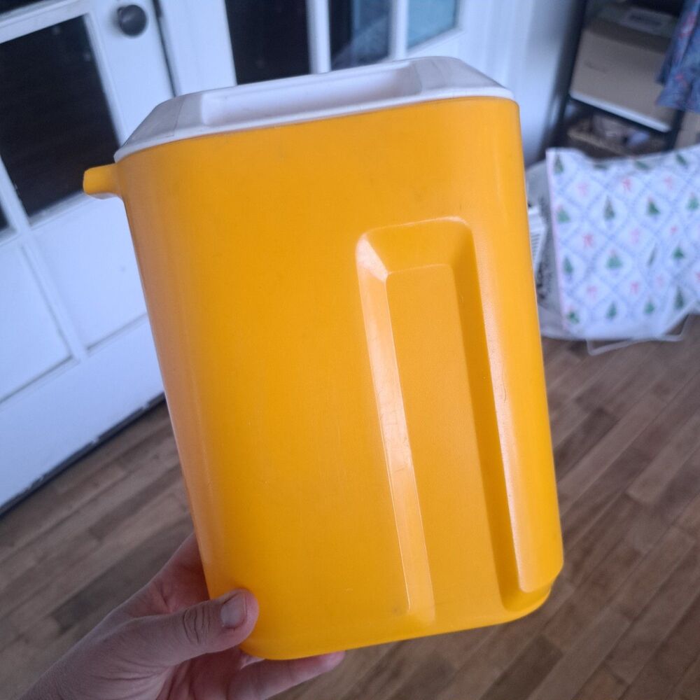 Vintage Rubbermaid Servin Saver 2-1/2-QT Pitcher Drink 3059 Yellow Orange USA